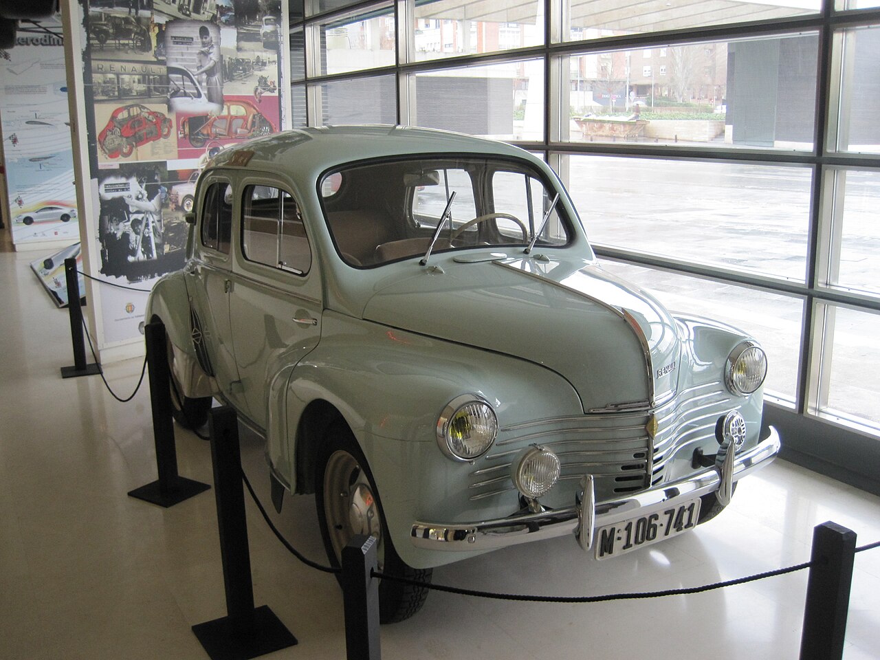 Automóvil Renault 4 CV M-106.801 1953