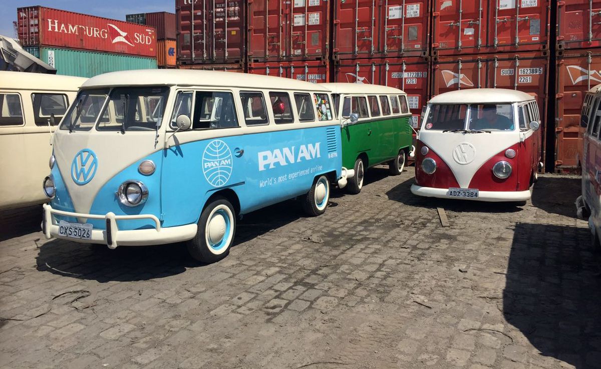Kombis brasileiras e outros modelos da Volkswagen antigos fabricados no pas so exportados de Santos para a Europa