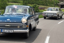Opel Kapitäne im Anflug: Vorn der 1962er mit Copilotin Jeanette Hain, Schauspielerin und Grimme-Preis-Trägerin, die Renn Ass und Opel-Markenbotschafter Jockel Winkelhock bei der Paul Pietsch Classic Schwarzwald Rallye 2018 navigierte