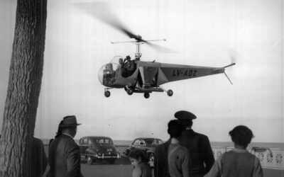 Un helicóptero Bell 47 en la Costanera