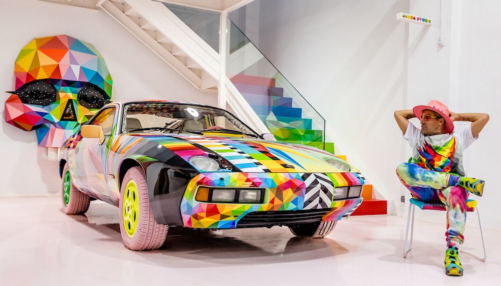 Estructuras multicolores y patrones geométricos en un Porsche 928